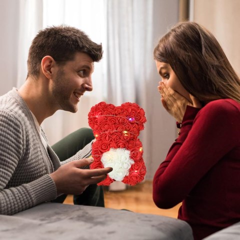 MIŚ Z PŁATKÓW RÓŻ CZERWONY W PUDEŁKU POMYSŁ NA WALENTYNKI PREZENT 25CM +LED MIŚ Z PŁATKÓW RÓŻ CZERWONY W PUDEŁKU POMYSŁ NA WALENTYNKI PREZENT 25CM +LED