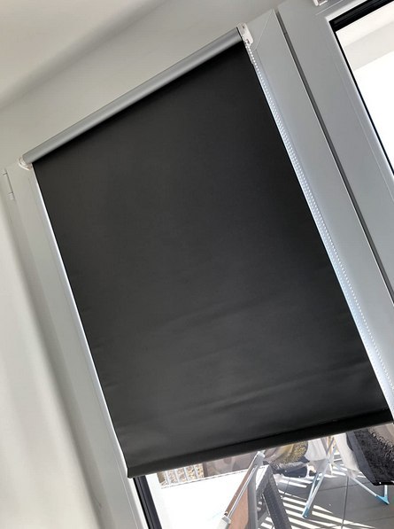 ROLETA ZACIEMNIAJĄCA 70x150 NAPINACZ CZARNA ZACZEPY ROLETA ZACIEMNIAJĄCA 70x150 NAPINACZ CZARNA ZACZEPY